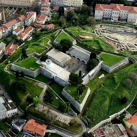 Center 4 Two * Pula